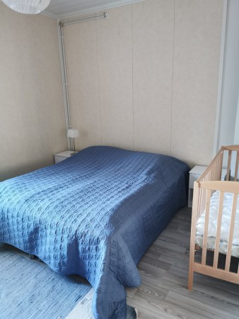 Alakerran makuuhuone